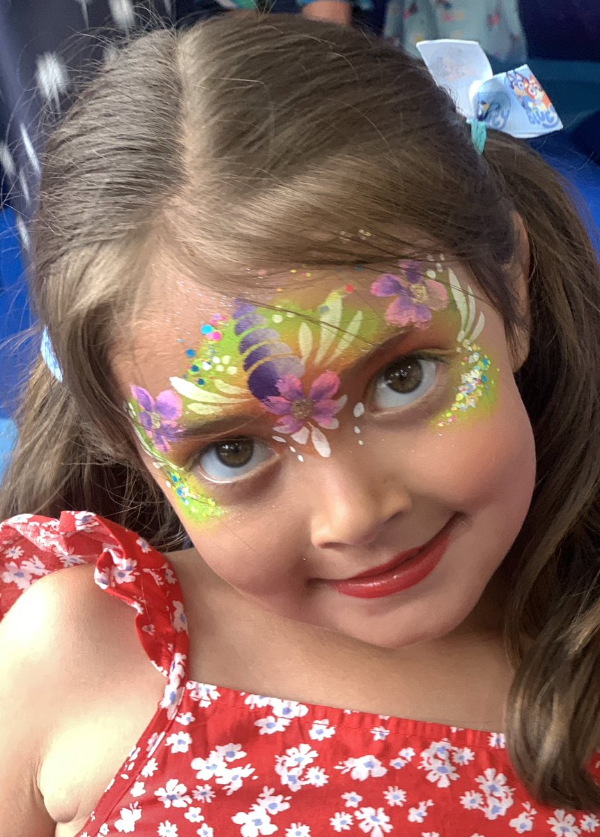 claresfacepaint's tweet photo. When the first design melts off and it’s the birthday girl as opposed to when the design melts off and it’s a guest 🤨
All hail the glitter tattoo! 😅

#facepainting #facepainter  #facepaintersoftwitter 
#glitter #partyideas #weddingday #birthdaypartyideas #adultfacepainting https://t.co/TznXcmnhNR
