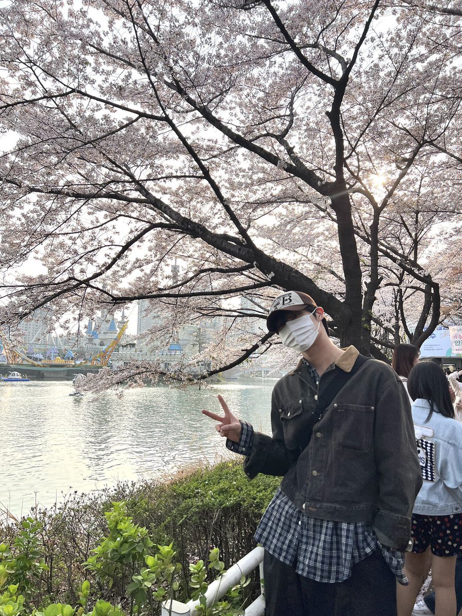 우리 고딩 때 만낫는데 벌써 스물셋이야