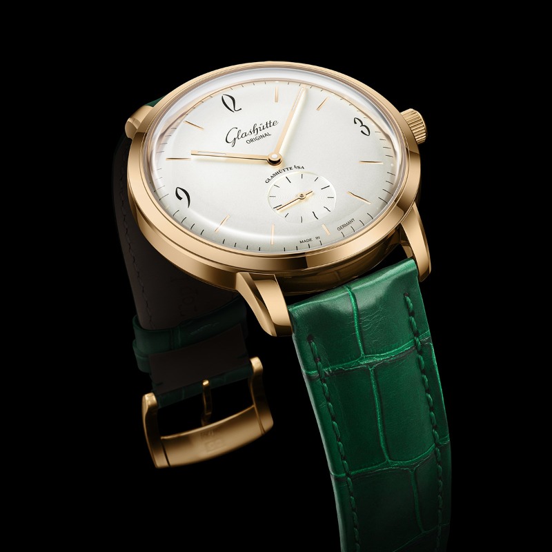 Glashütte Original celebrates the 1960s with the Sixties Small Second presenting, for the first time in this collection, a small seconds display. Read our article about this elegant timepiece at timeandwatches.com/2023/06/glashu…