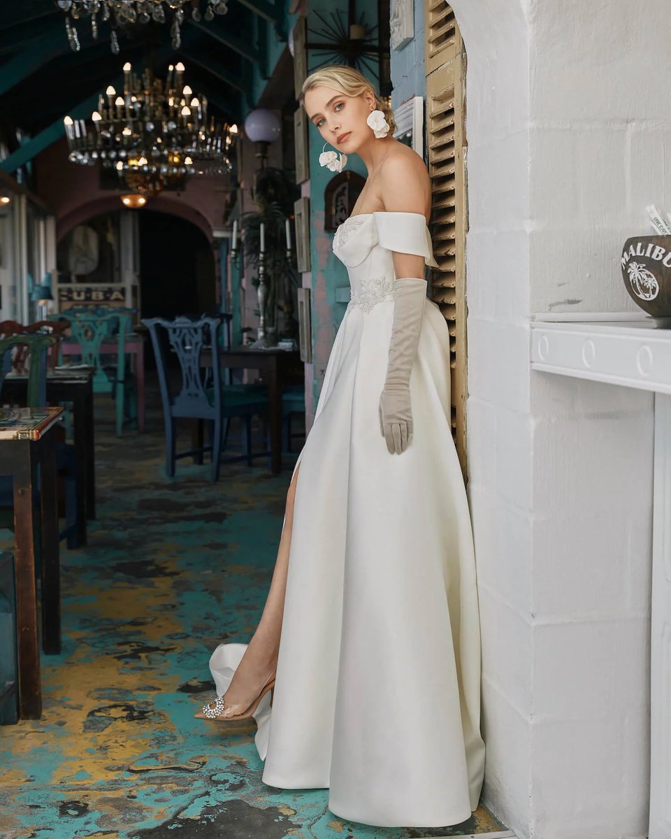WeddingNewsUK's tweet photo. Off the shoulder is where it’s at (featuring @elbethgillis) #bridalstyle #weddingdresses #britishbridal #weddingdressinspiration #weddingideas #bridalbuzz https://t.co/zksNIjKnQF