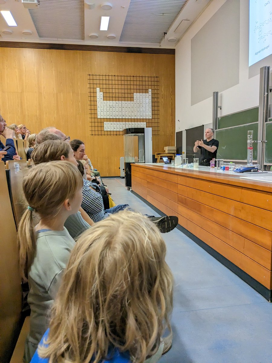 Team @stuewer + Kids beim großen Schleime-Spaß mit spannende insights vom #SFB1449 'Dynamische Hydrogele auf biologischen Grenzflächen' und Prof. Rainer Haag. @LNDWBerlin und @FU_Berlin. #wisskomm at its best! @CzyIna