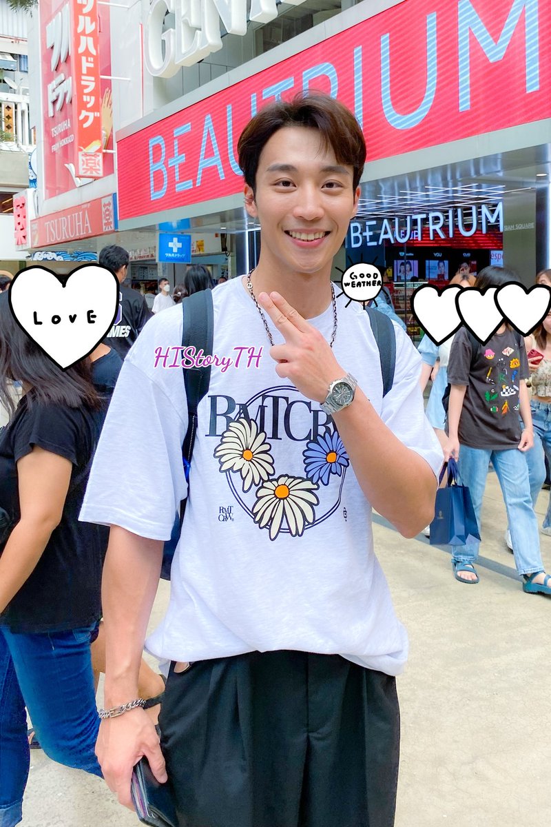 _HIStoryTH's tweet photo. 20230618 🇹🇭
เอ๊ะ วันนี้หนึ่งในแอดมินบ้านเจอใครนะ?! เวลคัมเปี้ยนเปี้ยนสู่บางกอกค่ะ!!!!
ป.ล.วันนี้แฝดเซี่ยเอิน เซี่ยเต๋อ ก็บินไปไทยแล้วนะ~ ใครเจอสามหนุ่มมาเล่าสู่กันฟังบ้างนะคะ😎
#HIStoryTH #HIStory3圈套 #HIStory3Trapped #卞慶華 #AndyBian https://t.co/13Aqk0gCMj