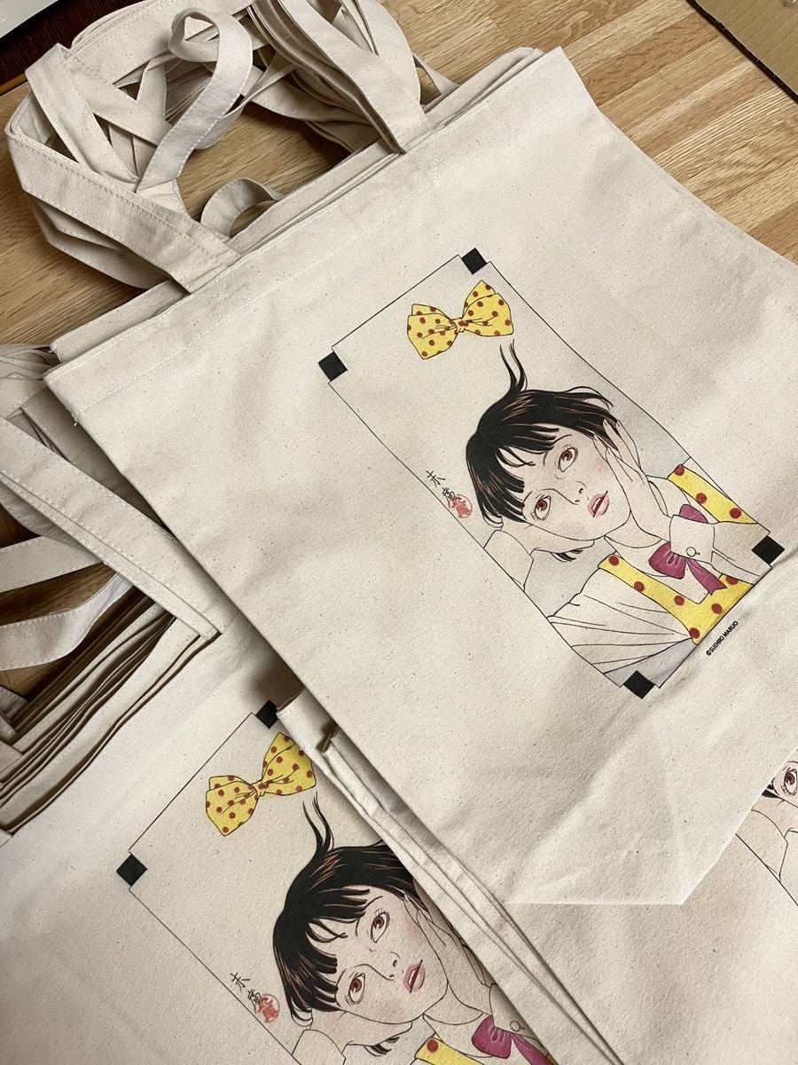 spanart_gallery's tweet photo. 【丸尾末広大博覧会】
今回展覧会のために買い下ろしていただいた麗しいみどりちゃんのトートバッグ💕綺麗に刷り上がってきました！
https://t.co/hduWw5SRn8
#丸尾末広 #suehiromaruo https://t.co/gLFLVfRQg8