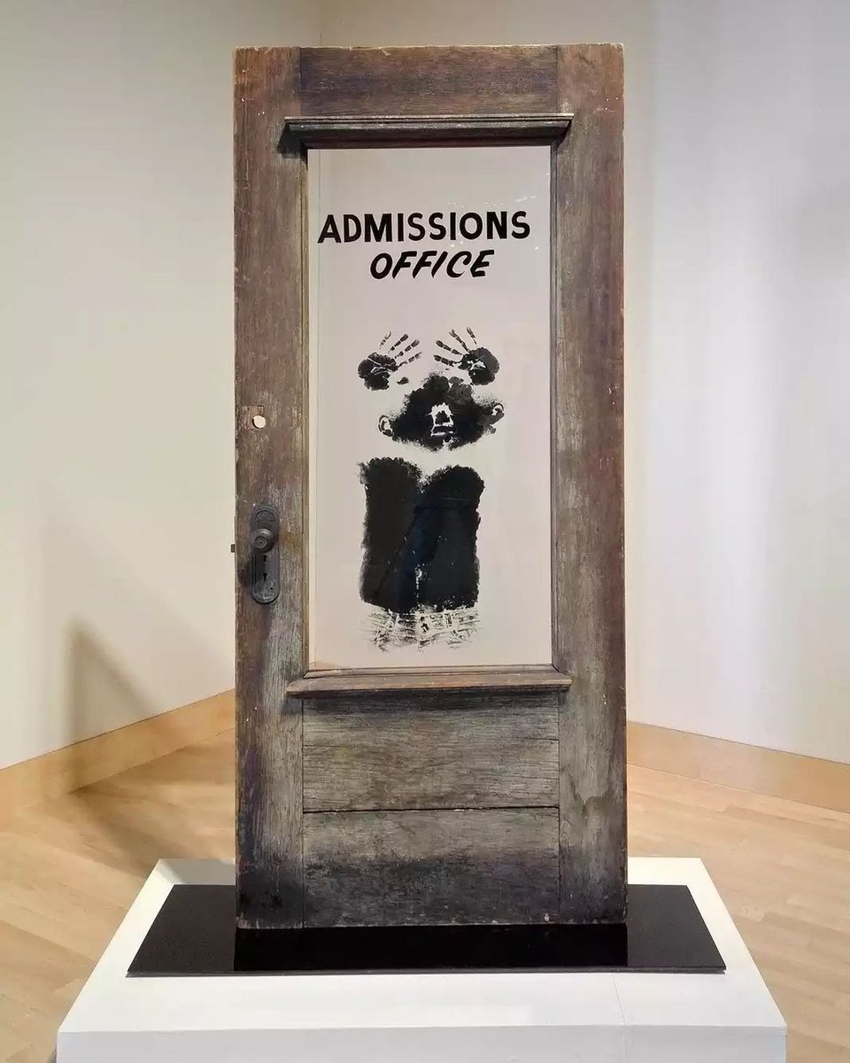 “The #Door (Admissions Office)” by #DavidHammons
More info at: barbarapicci.com/2023/06/18/the…
#artinstallation #installazione #installation #installationview #exhibitionview #contemporaryart #artecontemporanea