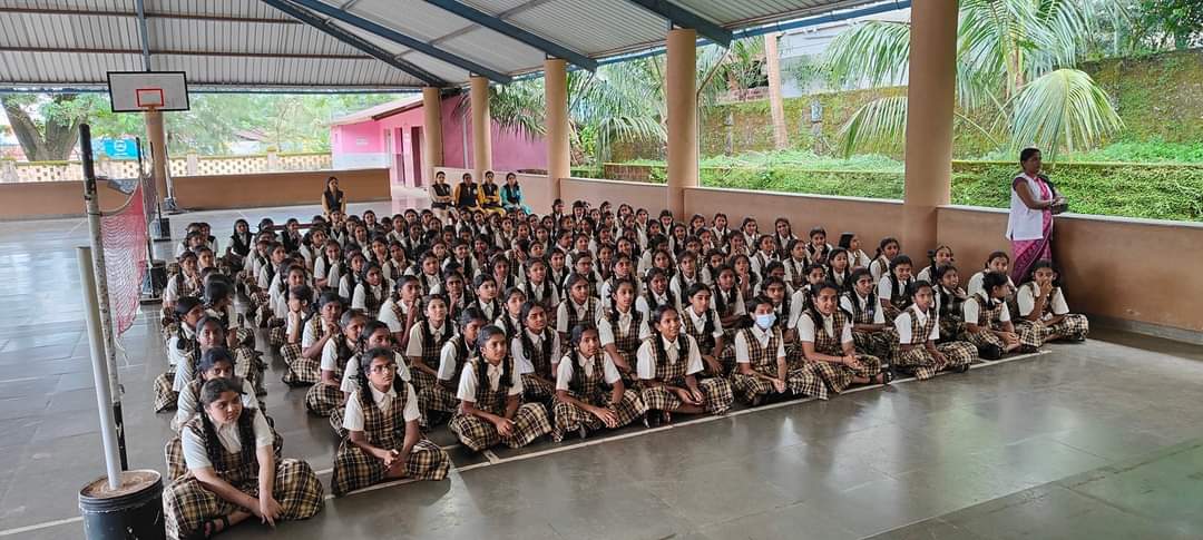 Divyagokarna1's tweet photo. Educating the next generation....
Place: Don bosco, sirsi
#session #menstrualcup #comfycup #periodproduct #reusable #ecofriendly #Period #DonBoscoSchool #sirsi #SpreadingAwareness #menstruation #menstrualhygiene https://t.co/NAUYABr5ni