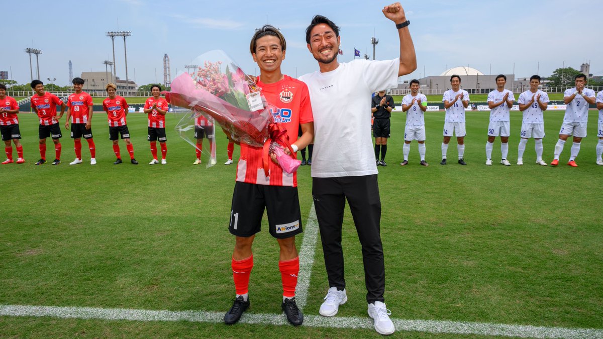 VERSPAH's tweet photo. ／
　#長島��大 
　JFL通算100試合出場セレモニー✨
＼

5/28(日)の鈴鹿ポイントゲッターズ戦にJFL通算100試合出場を達成いたしましたので、試合前にセレモニーを行いました！

プレゼンターは、昨年まで一緒に #奈良クラブ でプレーしていた #金子雄祐 選手が行いました！

#ヴェルスパ大分 https://t.co/04kJlnMJE9