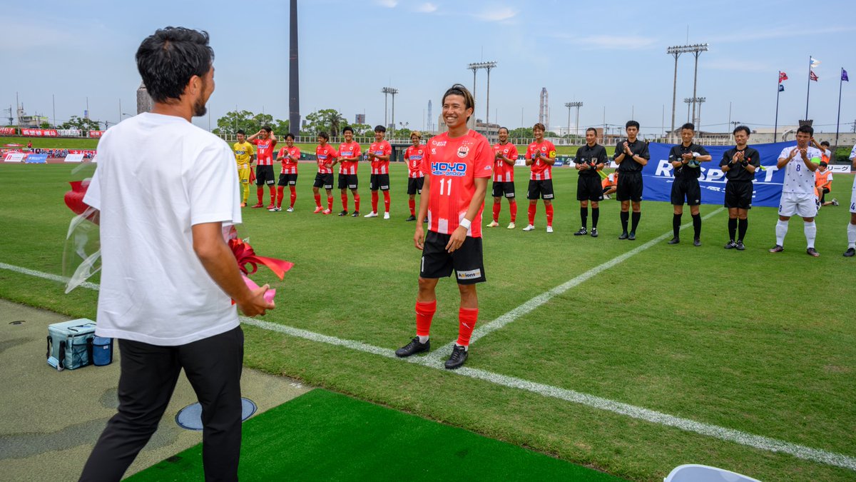 ／
　#長島滉大 
　JFL通算100試合出場セレモニー✨
＼

5/28(日)の鈴鹿ポイントゲッターズ戦にJFL通算100試合出場を達成いたしましたので、試合前にセレモニーを行いました！

プレゼンターは、昨年まで一緒に #奈良クラブ でプレーしていた #金子雄祐 選手が行いました！

#ヴェルスパ大分