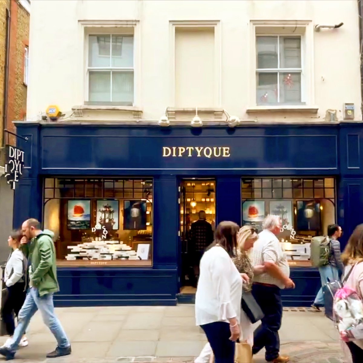 Step into a world of sensory enchantment at Diptyque in Covent Garden. ✨ Discover the art of fragrance and home decor, where elegance meets exquisite craftsmanship. ✨🕯️ #DiptyqueCoventGarden #ScentedJourney #LuxuryFragrances #ElevateYourSpace #TimelessElegance #Indulge