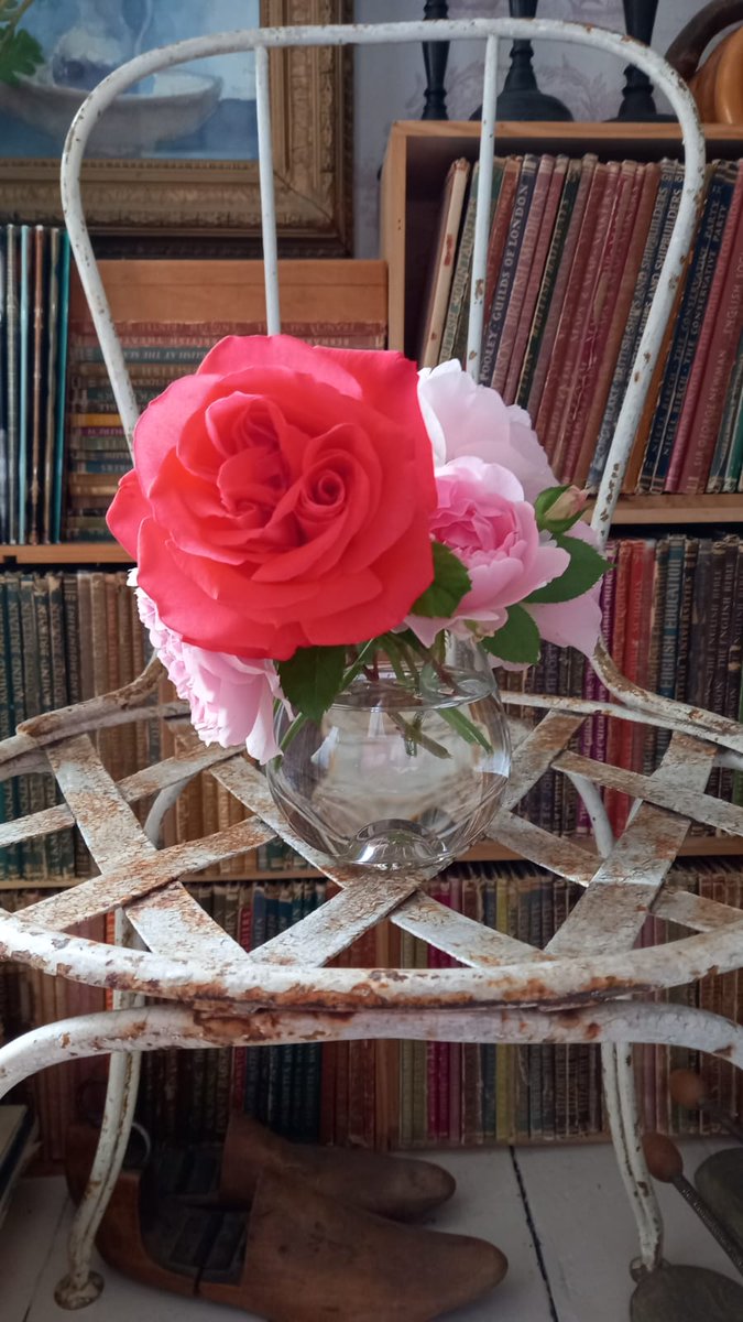Happy Father's Day to dad's everywhere. Roses are from our garden, we've used a stemless wine glass from <a href="/DartingtonUK/">Dartington Crystal</a> as a vase. 

#FathersDay #DadLove #sundayvibes #butlerandsweatman #Ledbury