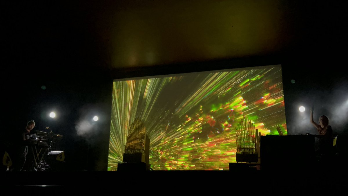 envinem's tweet photo. Una combinació perfecta de dos referents que constantment innoven, fan recerca i ens obren finestres a nous mons sonors i visuals. Un concert embriagador que ens i allunya del cos i ens eleva. Gràcies per aquesta experiència única! @bankrobberbcn #Modes #HyperO #GregoriusMagnus https://t.co/IgdliAgaIO
