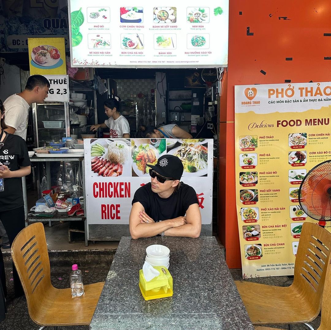 jekkibby2's tweet photo. the fact that’s it’s father’s day and taeyang is on IG replying to fan comments with insufferable dad jokes 😭 https://t.co/Vgl7MPG6yb