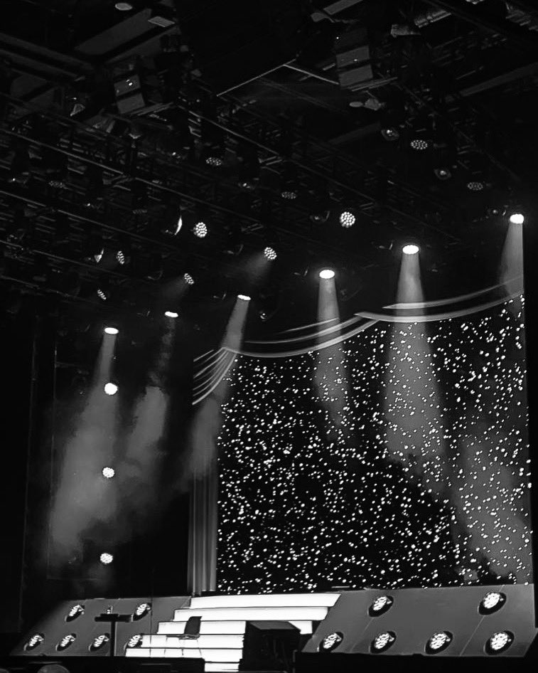 Peter Kay (<a href="/peterkay_co_uk/">Peter Kay</a>) did not one but two encores at @CardiffIntArena last night! No photography or filming allowed during the show so here is the stage during the interval.