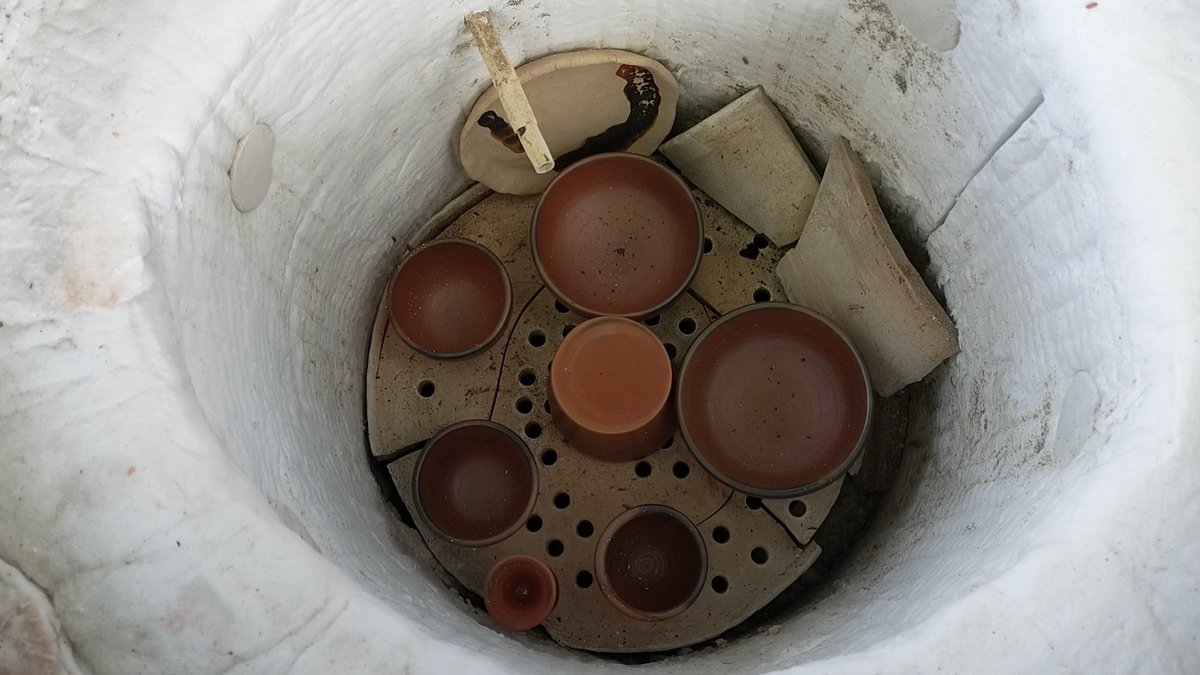 cathbarra's tweet photo. Résumé partiel en images de la journée #archéologique de samedi 17 juin 2023, doud le signe de l'expérimental et de la manipulation (des objets) #JEArcheo à Reillanne en #HauteProvence #céramique #potiers #expérimentation https://t.co/eVgElAab7M