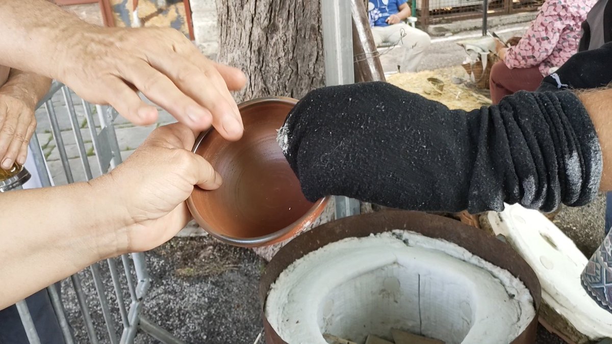 cathbarra's tweet photo. Résumé partiel en images de la journée #archéologique de samedi 17 juin 2023, doud le signe de l'expérimental et de la manipulation (des objets) #JEArcheo à Reillanne en #HauteProvence #céramique #potiers #expérimentation https://t.co/eVgElAab7M