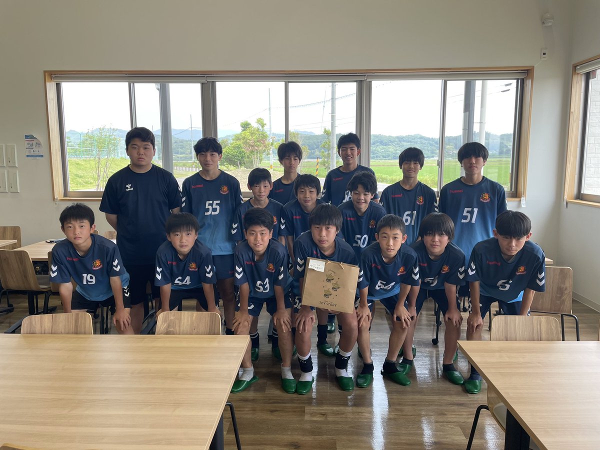 今日で36歳になりました。
そして本日県北2部リーグ無敗優勝。
彼らが未来のユナイテッドのためにしっかり土台を作ってくれました。
感謝しかありません。
彼らと共にこれに満足せず、もっと意欲を持って基準を高く。
選手達に差し入れもいただきました。
ありがとうございました！