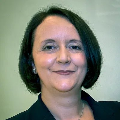 QUBVChancellor's tweet photo. Congratulations to Professor Julie Silvestri honorary Professor @QUBelfast and @BelfastTrust who received a CBE in the King’s #BirthdayHonours for services to ophthalmology and eye care. https://t.co/BT0aJ4kVRz