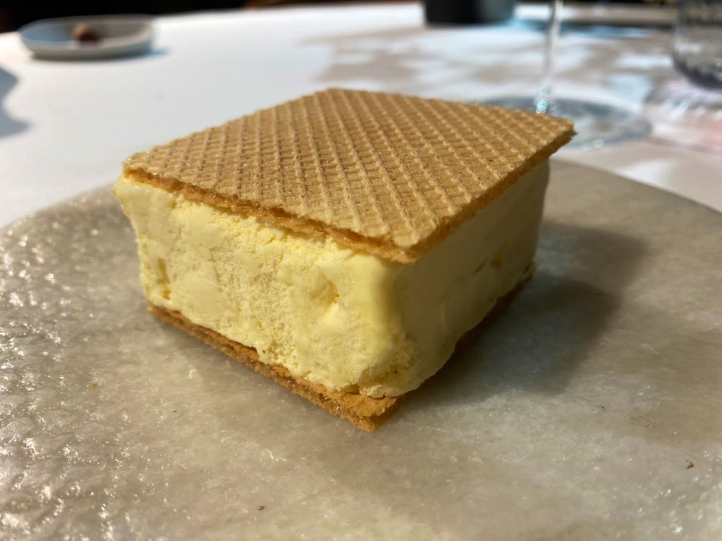 El postre de la Huertona es obligatorio si eres del Clan del Helado de Corte.
Grandes los fundadores <a href="/Pazalvarezcalvo/">Paz Álvarez</a> <a href="/JADuyos/">Juan Antonio Duyos</a> <a href="/Bernievinyes/">Saltimbanqui</a>