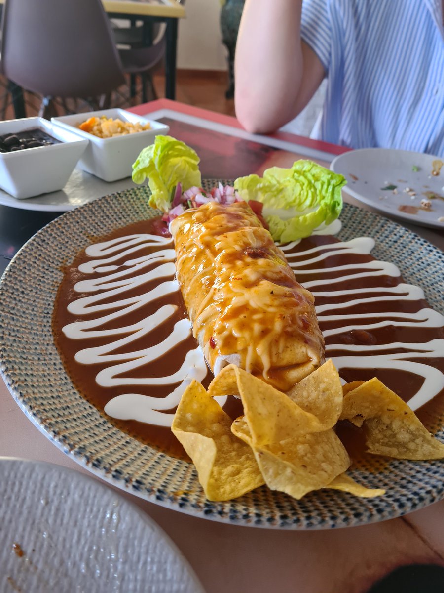 Noy nada mejor para un sábado que ir al #elmolcajetefuengirola y disfrutar de unos elotes, unos tacos al pastor y cochinita Pinilla y un burrito mojado.
#comidamexicana #vivamexico #elotes #tacos #pastor #cochinitapibill #burrito #maegaritas #chupitos #tequila