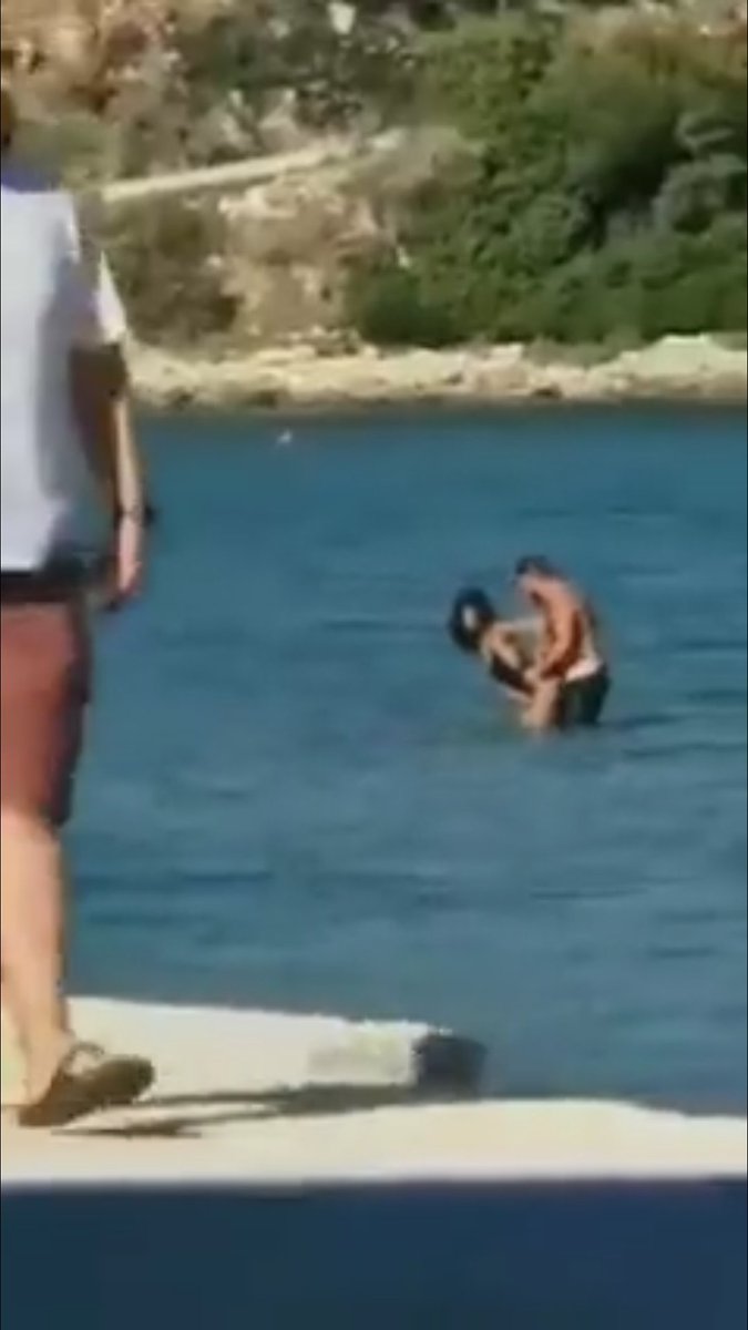 ____NiKoS____'s tweet photo. Αν γαμιούνται στρέητ ζευγάρια στην παραλία, τραβάμε βίντεο και γελάμε. Αν δούμε κανένα ουράνιο τόξο ζωγραφισμένο σε τοίχο, "προστατέψτε τα παιδιά". Νούμερα. https://t.co/4jR2OfFLUg