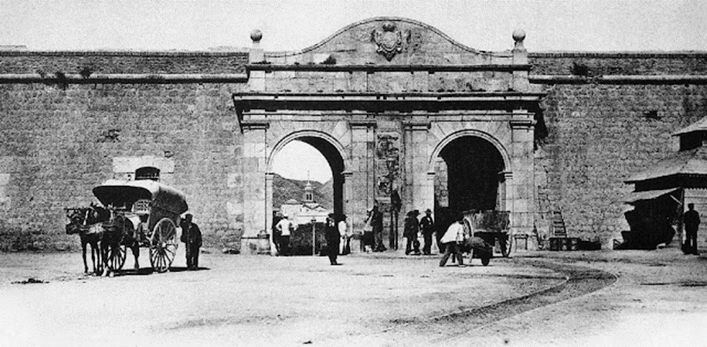 HyLdCT's tweet photo. 🧐🇩🇰 Tal día como hoy en 1866, una Real Orden mando edificar otra puerta en la Puerta de San José. Contaba con una sola puerta y no era suficiente para el transito que había por ella. https://t.co/qYih9Dp4Da