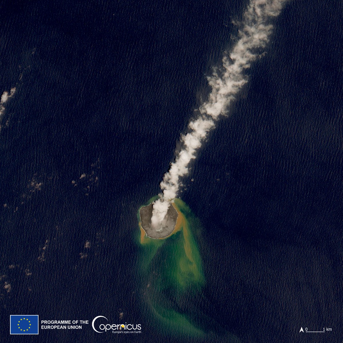 #Copernicus for #volcano monitoring

Strong degassing continues at the #Nishinoshima #volcano🇯🇵 with continuous outflows of gas &  steam from the crater

On 15 June, #Sentinel2🇪🇺🛰️ captured this image of the volcano. The plume of steam and gases traveled a distance of 1⃣0⃣0⃣ km