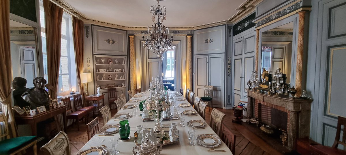 Le palais de la cathédrale, maison musée de Jean-Luc #Montois à @VilleSaintOmer 👏
Au cœur de l’enclos de la cathédrale Notre-Dame, cette ancienne maison de chanoines, qui s'y installent au VIIIe s., devient un palais au XIXe s. avec ses décors anglais et italien à la mode