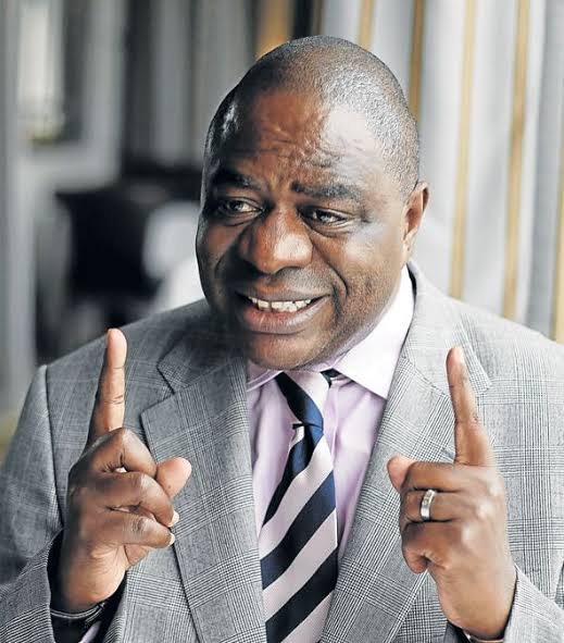 Constitution_94's tweet image. 🔴 MBHAZIMA OWES BMW OVER R1M 🔴

Shilowa bought a BMW X5 MSport in 2018 for R1.4m. 

He had to pay R22 000 pm for over 71months. Balloon of R435 000. 

He failed to pay his installments. 

He tried to auction his X5, but it was bought by a cent. 

He's left with a bill of R900k