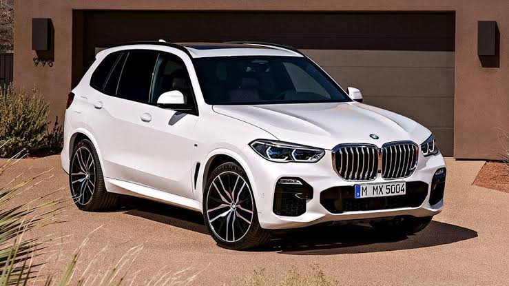 Constitution_94's tweet image. 🔴 MBHAZIMA OWES BMW OVER R1M 🔴

Shilowa bought a BMW X5 MSport in 2018 for R1.4m. 

He had to pay R22 000 pm for over 71months. Balloon of R435 000. 

He failed to pay his installments. 

He tried to auction his X5, but it was bought by a cent. 

He's left with a bill of R900k