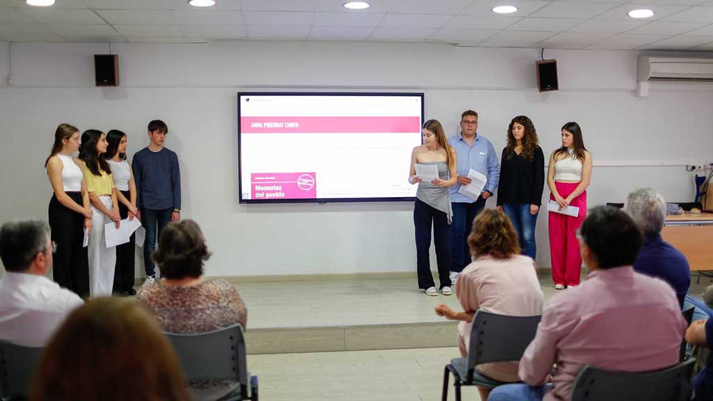 SetmanariEbre's tweet photo. ▶ LA NOTÍCIA: Estudiants de Roquetes impulsen el projecte ‘Pacte de l’oblit’ per treballar la memòria democràtica a les aules
#TerresdelEbr

https://t.co/NDEDIES2CY https://t.co/Jjniwxqy3U