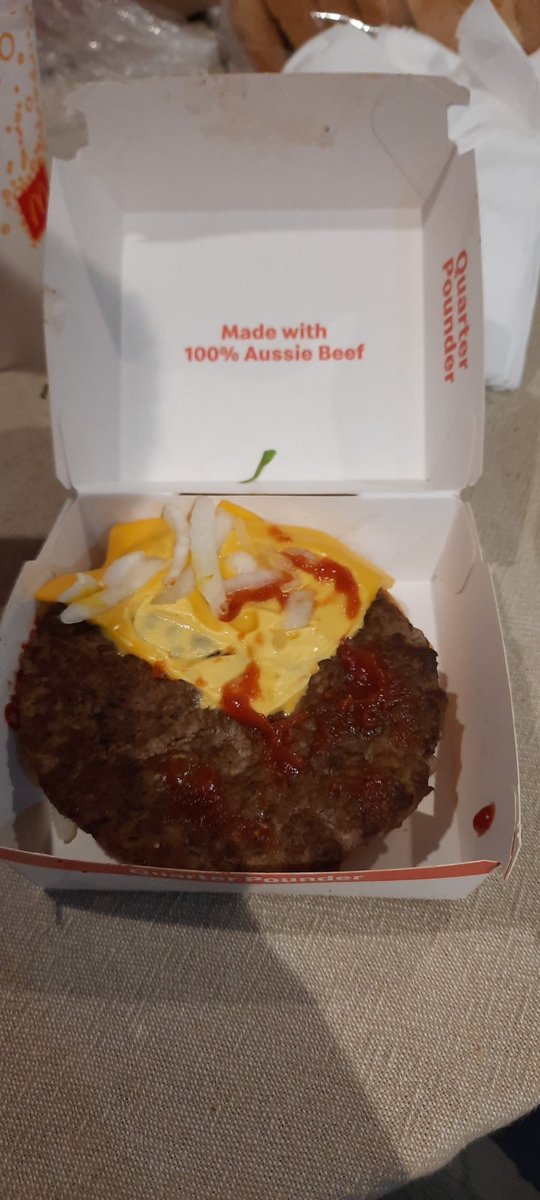 Shevon_H's tweet photo. Don't have much expectation from a burger, but having the cheese cover the patty seems like a pretty low expectation. Please do better. https://t.co/QP6csJdhAc