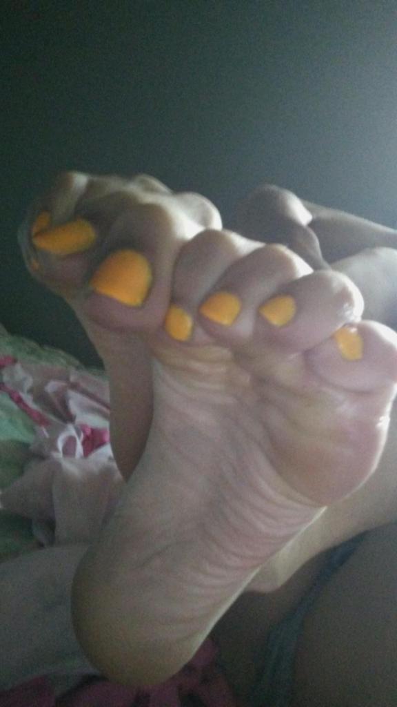 Angiefeet313's tweet photo. @feetandsoles5 @urfavasian4 Just a lil tardy 🧡 https://t.co/mOPZMnCtGC