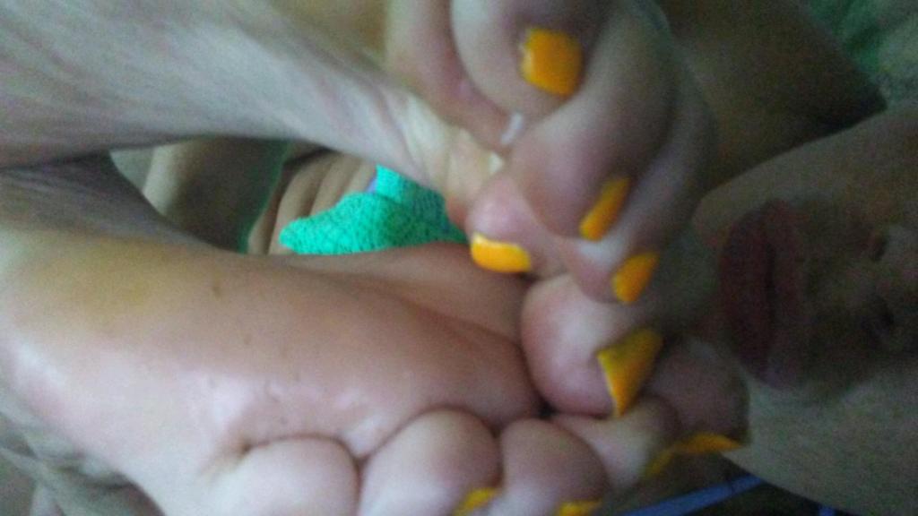 Angiefeet313's tweet photo. @feetandsoles5 @urfavasian4 Just a lil tardy 🧡 https://t.co/mOPZMnCtGC