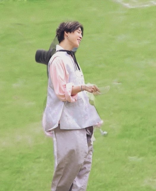VMinvLivetoday's tweet photo. “You came”             “You kidnapped me” https://t.co/Y2xyghp8rl