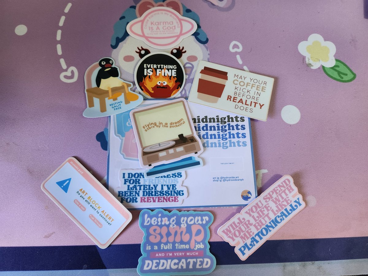 el_dritchknight's tweet photo. - taylor + misc stickers - @hydroxideart
- genshin sticker sheets - @darmurilloart
- stickers in 2nd pic - @istiben
- toh prints + toh prints luisa stickers - @nonadraws
- not sure where the omeprazole print or the stickers are from the 4th pic are from but i <3 bini + cr <3 https://t.co/nQ93sHtpbf