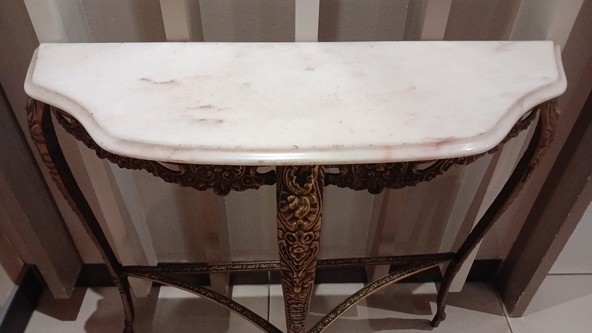 GrandOakAuction's tweet photo. Vintage Marble &amp; Bronze Console-Wall Table

Bid Online: https://t.co/y7mhqclVkj
View @ our offices

Available at our online auction.

#consoletable #marbletop #brassandmarble #furnitureauction #vintagefurniture #onlineauction https://t.co/zQKWYszyBc
