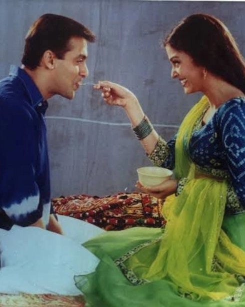 And just like that, the #AishwaryaRaiBachchan, #SalmanKhan and #AjayDevgn starrer #HumDilDeChukeSanam turns 24! ♥️