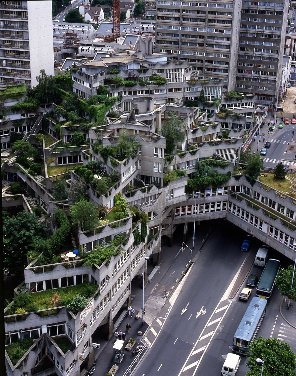 Ivry 1984 une belle vision de l’architecture de Jean Renaudie un Chef d’œuvre ! ces maison avec terrasses en jardin, c'est beau surtout vu d'en haut..il y a une zone commerciale a l'intérieur qui n'est ,pas tres frequentée! c est pas une reussite...Il y en a aussi à Givors (69),