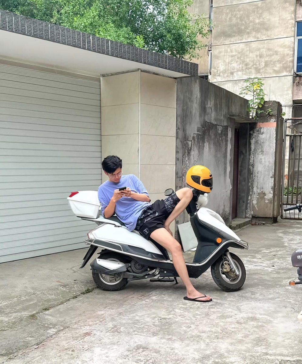 오토바이에서 애정 행각하는 커플