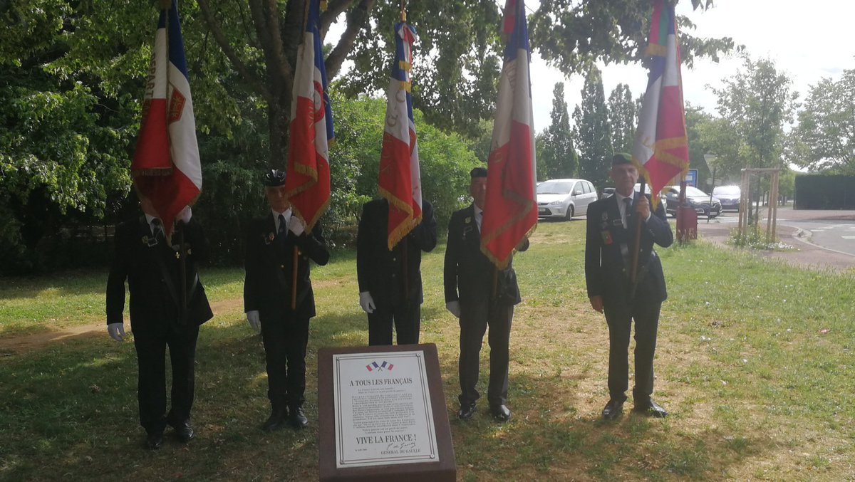 🇨🇵🇨🇵
Présent ce matin pour commémorer l'appel du 18 juin à #Buxerolles. C'est une bonne initiative prise au début du mandat. 
Merci aux porte-drapeaux et aux personnes présentes. 
Lorsque tout semble perdu, il faut se battre. L'humanité n'est pas condamnée à l'obscurité.
 🇨🇵🇨🇵