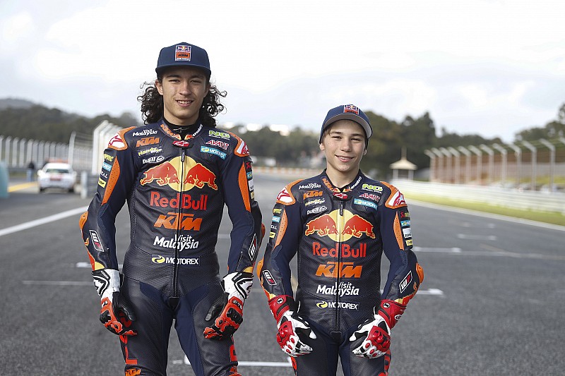 GrandSlamRacing's tweet photo. Türkiye'nin artık iki motosiklet grand prix galibiyeti var. 

Ve bu galibiyetler ikizlerden geldi. 🇹🇷 https://t.co/ORp5q7vKlE