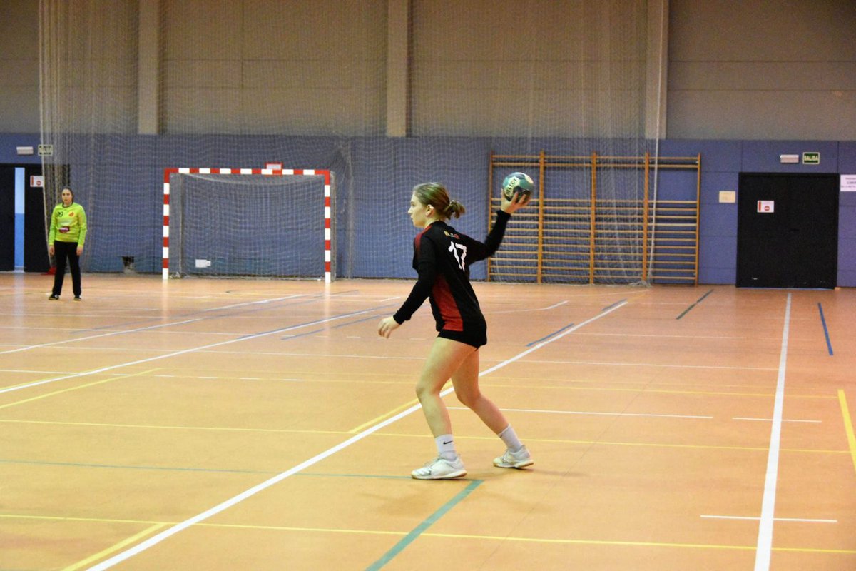 📯 OFICIAL || Elena Miguel formará parte del primer equipo la próxima temporada. #TodoalRojo #TodoalNegro #SientelosColores
-----------------------------------------
balonmanocolores.es/schar-colores-…