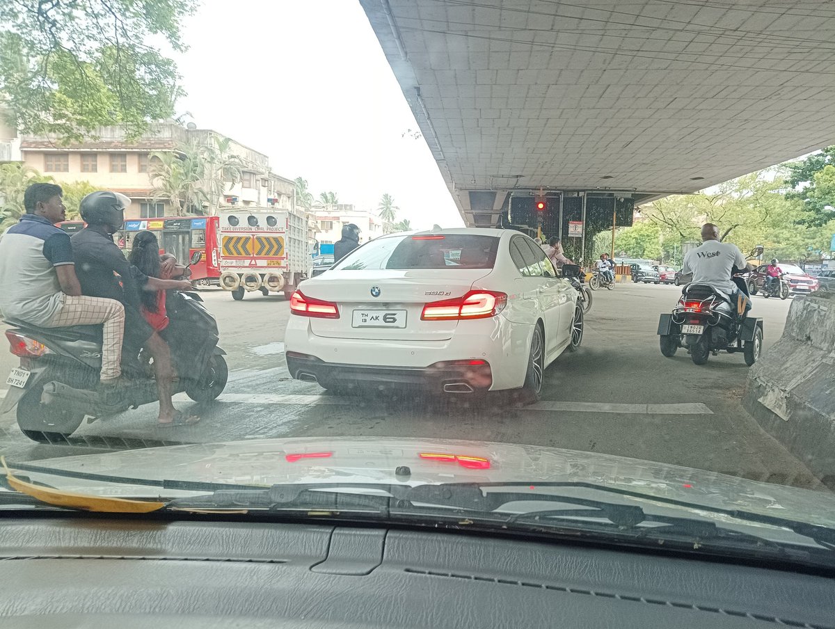 RanjTweets's tweet image. @ChennaiTraffic 
Place Tirumangalam signal
Date : 18th June 2023 
Time 3:15 PM 
#DefectiveNumberPlate #Stopline