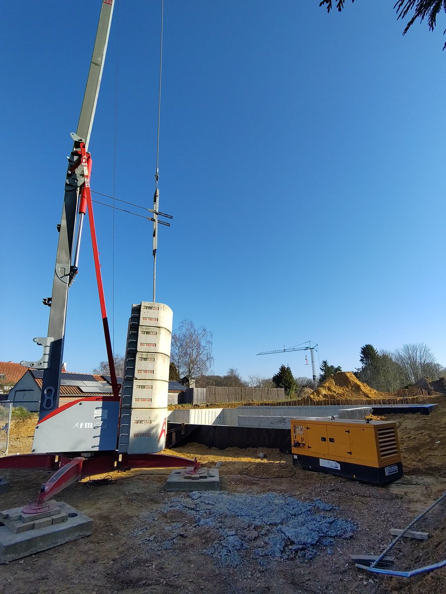 LuppensG's tweet photo. Gek hoe er in BE nog steeds de vraag niet gesteld wordt waarom het (gemakshalve?) nodig is om CO2, NOx, roet en fijnstof brakende dieselgeneratoren te gebruiken op bouwwerven in onze dorpskernen. https://t.co/39Yjeocots