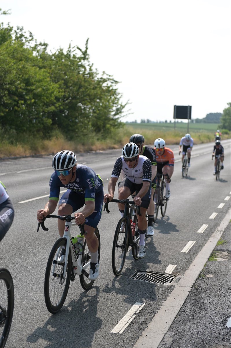 First full lap and a strong group has already formed a split