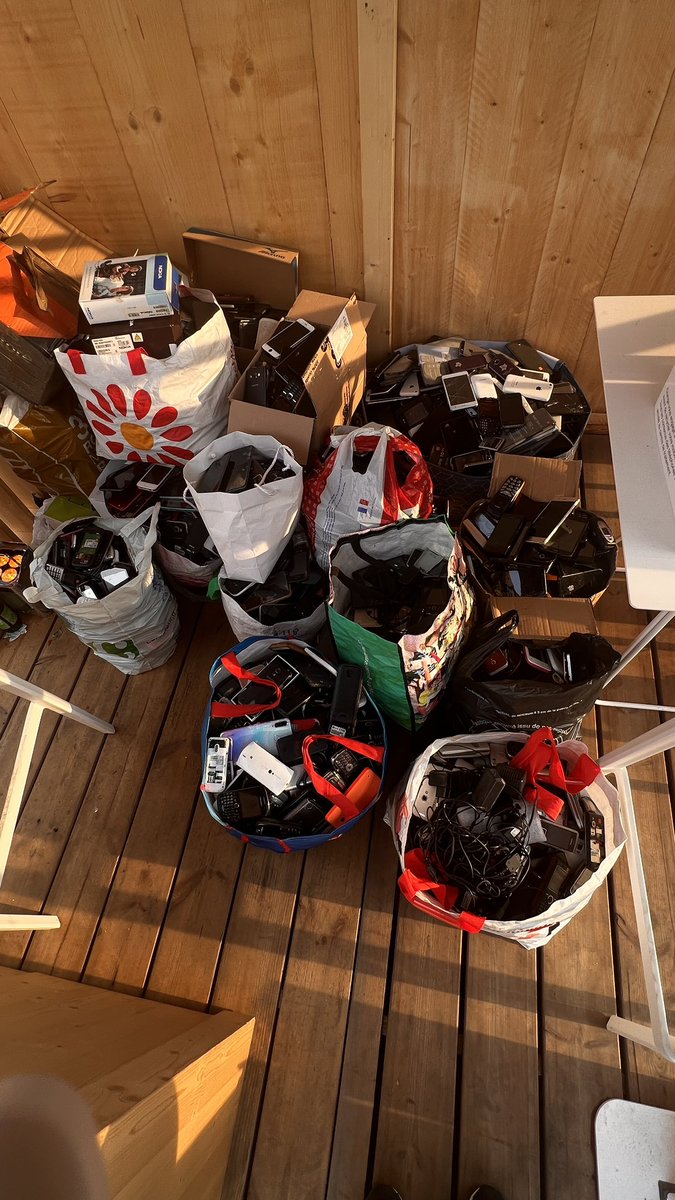 christiane_tran's tweet photo. On me dit dans l’oreillette qu’on aurait récolté 20480 mobiles à recycler lors de l’#OrangeNightRun 🙌

🏅 INCROYABLE, les runners : champions du recyclage !
Une histoire de R 😉

♻️ Le  programme RE d’@orange 
https://t.co/h9P5k0fazE 

Espéré                       Réalisé https://t.co/z8Tm7nRGLa