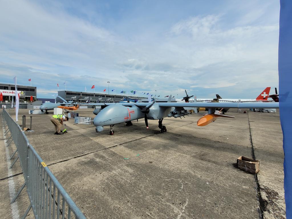 TyrannosurusRex's tweet image. 🇹🇷🇫🇷 TUSAŞ, Paris Air Show 2023'teki statik alanda çok sayıda projesini sergiliyor.

T925 11 ton sınıfı genel maksat helikopteri
İnsansız kargo helikopteri
Aksungur İHA
Anka-S İHA
T625 Gökbey 6 ton sınıfı genel maksat helikopteri
T129 ATAK
Şimşek-3

#ParisAirShow2023 #PAS23