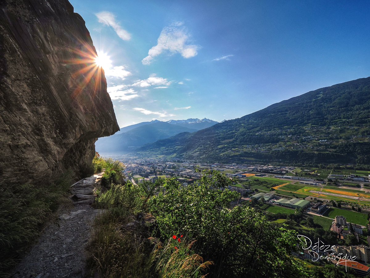 Quand le soleil s’invite, Sion 💛🇨🇭💛

#valais #suisse #switzerland #schweiz #ineedswitzerland #landscapephotography #landscape #photooftheday #photography #paysage #mountains #naturebeauty #sunrise @MySwitzerland_e @Veronique_Kanel @valaiswallis