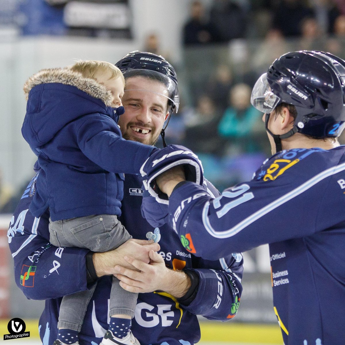 rempartstours's tweet photo. Nous souhaitons une joyeuse #FêteDesPeres à tous les Papas ! 💙🖤 https://t.co/PWDtFkGYnZ