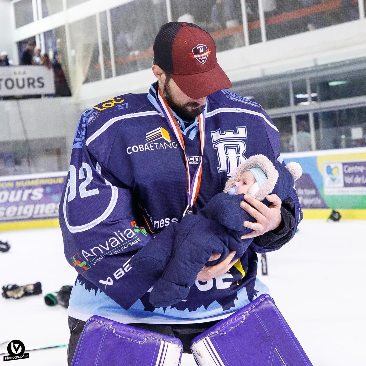 rempartstours's tweet photo. Nous souhaitons une joyeuse #FêteDesPeres à tous les Papas ! 💙🖤 https://t.co/PWDtFkGYnZ