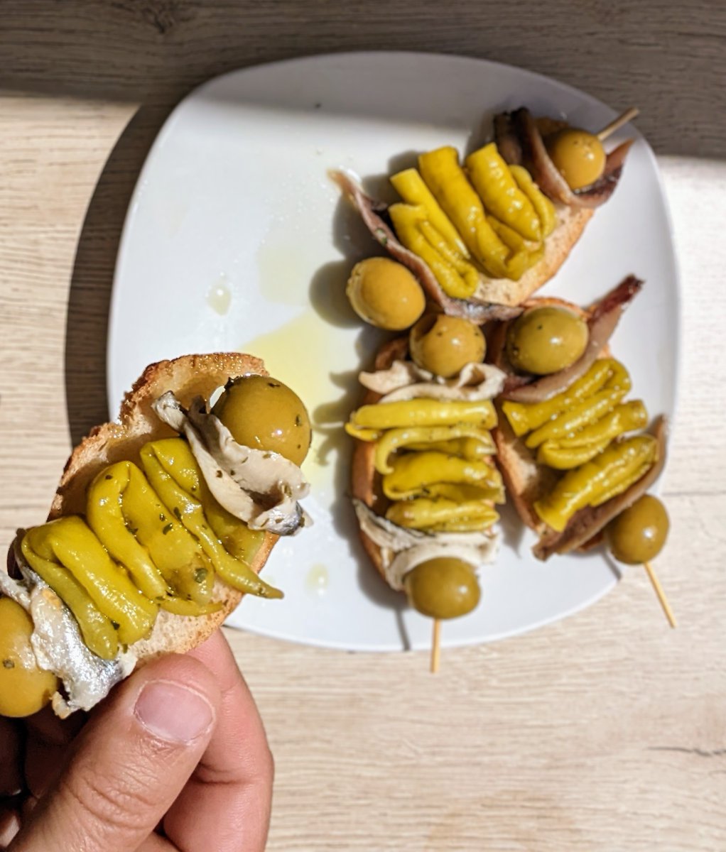 𝑻𝒙𝒊𝒌𝒊𝒕𝒆𝒐 originally means going from bar to bar drinking small glasses of wine, 'txikitos', accompanied, of course, by delicious pintxos🍡

Do you want to put this great tradition into practice? 

📍ow.ly/9ZjA50MeFwC

#VisitBasqueCountry